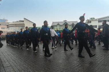 Darjeeling, Batı Bengal, Hindistan-11.08.2023: Sabah askeri eğitim. 15 Ağustos 2023 'teki Bağımsızlık Günü kutlamaları için Darjeeling Alışveriş Merkezi' nin önünden geçen öğrenciler.,