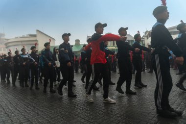 Darjeeling, Batı Bengal, Hindistan -11.08.2023: Bağımsızlık Günü hazırlığı 15 Ağustos 2023. Askeri eğitim için Darjeeling Alışveriş Merkezi 'nin önünden geçen öğrenciler. Sisli bir sabah.