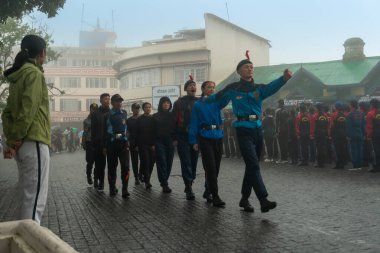 Darjeeling, Batı Bengal, Hindistan-11.08.2023: Sabah askeri eğitim. 15 Ağustos 2023 'teki Bağımsızlık Günü kutlamaları için Darjeeling Alışveriş Merkezi' nin önünden geçen öğrenciler.,
