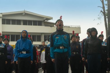 Darjeeling, Batı Bengal, Hindistan-11.08.2023: Sabah askeri eğitim. 15 Ağustos 2023 'teki Bağımsızlık Günü kutlamaları için Darjeeling Alışveriş Merkezi' nin önünden geçen öğrenciler.,