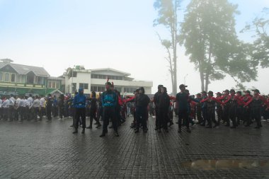 Darjeeling, Batı Bengal, Hindistan -11.08.2023: 15 Ağustos 2023 'te Bağımsızlık Günü kutlamaları için Darjeeling Alışveriş Merkezi' nde yürüyüş yapan öğrenciler, askeri eğitim. Sisli bir sabah.