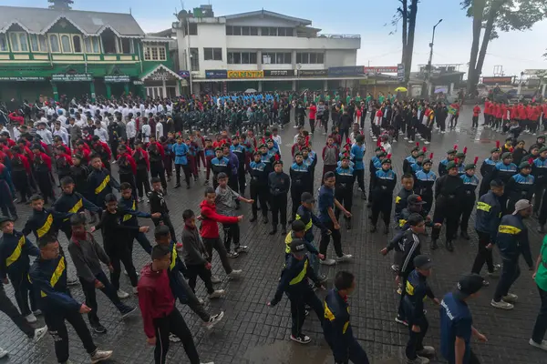 Darjeeling, Batı Bengal, Hindistan -11.08.2023: Bağımsızlık Günü hazırlığı 15 Ağustos 2023. Askeri eğitim için Darjeeling Alışveriş Merkezi 'nin önünden geçen öğrenciler. Sisli bir sabah.