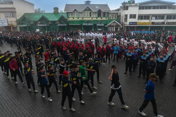 Darjeeling, Batı Bengal, Hindistan -11.08.2023: 15 Ağustos 2023 'te Bağımsızlık Günü kutlamaları için Darjeeling Alışveriş Merkezi' nde yürüyüş yapan öğrenciler, askeri eğitim. Sisli bir sabah.