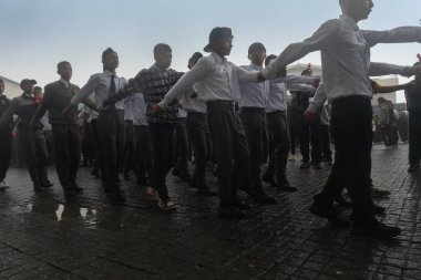 Darjeeling, Batı Bengal, Hindistan -11.08.2023: Bağımsızlık Günü hazırlığı 15 Ağustos 2023. Askeri eğitim için Darjeeling Alışveriş Merkezi 'nin önünden geçen öğrenciler. Sisli bir sabah.