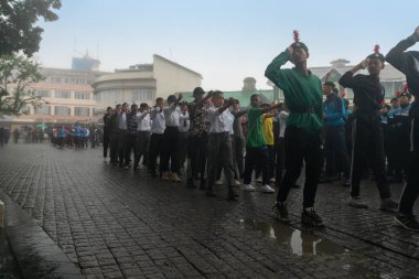 Darjeeling, Batı Bengal, Hindistan -11.08.2023: Bağımsızlık Günü hazırlığı 15 Ağustos 2023. Askeri eğitim için Darjeeling Alışveriş Merkezi 'nin önünden geçen öğrenciler. Sisli bir sabah.
