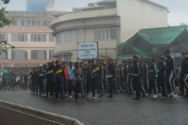 Darjeeling, Batı Bengal, Hindistan-11.08.2023: Sisli sabahta askeri eğitim. 15 Ağustos 2023 'teki Bağımsızlık Günü kutlamaları için Darjeeling Alışveriş Merkezi' nin önünden geçen öğrenciler.,