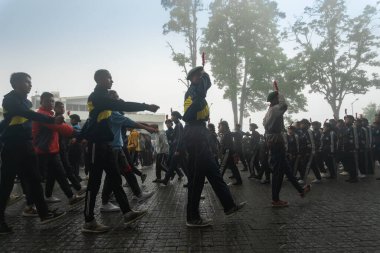 Darjeeling, Batı Bengal, Hindistan-11.08.2023: Sisli sabahta askeri eğitim. 15 Ağustos 2023 'teki Bağımsızlık Günü kutlamaları için Darjeeling Alışveriş Merkezi' nin önünden geçen öğrenciler.,