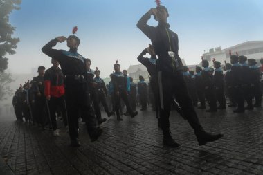 Darjeeling, Batı Bengal, Hindistan-11.08.2023: Sisli sabahta askeri eğitim. 15 Ağustos 2023 'teki Bağımsızlık Günü kutlamaları için Darjeeling Alışveriş Merkezi' nin önünden geçen öğrenciler.,