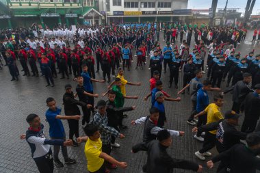 Darjeeling, Batı Bengal, Hindistan-11.08.2023: Sabah askeri eğitim. 15 Ağustos 2023 'teki Bağımsızlık Günü kutlamaları için Darjeeling Alışveriş Merkezi' nin önünden geçen öğrenciler.,