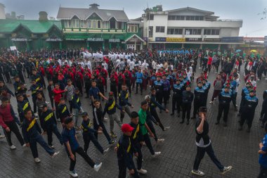 Darjeeling, Batı Bengal, Hindistan -11.08.2023: 15 Ağustos 2023 'te Bağımsızlık Günü kutlamaları için Darjeeling Alışveriş Merkezi' nde yürüyüş yapan öğrenciler, askeri eğitim. Sisli bir sabah.
