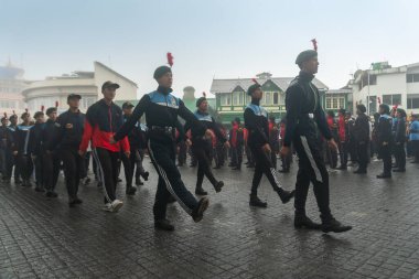 Darjeeling, Batı Bengal, Hindistan -11.08.2023: Bağımsızlık Günü hazırlığı 15 Ağustos 2023. Askeri eğitim için Darjeeling Alışveriş Merkezi 'nin önünden geçen öğrenciler. Sisli bir sabah.