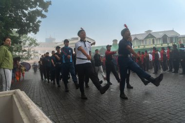 Darjeeling, Batı Bengal, Hindistan -11.08.2023: Bağımsızlık Günü hazırlığı 15 Ağustos 2023. Askeri eğitim için Darjeeling Alışveriş Merkezi 'nin önünden geçen öğrenciler. Sisli bir sabah.