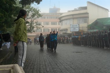 Darjeeling, Batı Bengal, Hindistan-11.08.2023: Sisli sabahta askeri eğitim. 15 Ağustos 2023 'teki Bağımsızlık Günü kutlamaları için Darjeeling Alışveriş Merkezi' nin önünden geçen öğrenciler.,