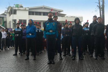 Darjeeling, Batı Bengal, Hindistan-11.08.2023: Sisli sabahta askeri eğitim. 15 Ağustos 2023 'teki Bağımsızlık Günü kutlamaları için Darjeeling Alışveriş Merkezi' nin önünden geçen öğrenciler.,