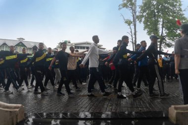 Darjeeling, Batı Bengal, Hindistan -11.08.2023: Bağımsızlık Günü hazırlığı 15 Ağustos 2023. Askeri eğitim için Darjeeling Alışveriş Merkezi 'nin önünden geçen öğrenciler. Sisli bir sabah.