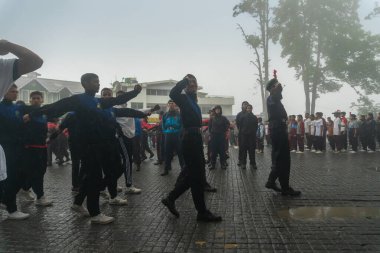 Darjeeling, Batı Bengal, Hindistan -11.08.2023: 15 Ağustos 2023 'te Bağımsızlık Günü kutlamaları için Darjeeling Alışveriş Merkezi' nde yürüyüş yapan öğrenciler, askeri eğitim. Sisli bir sabah.