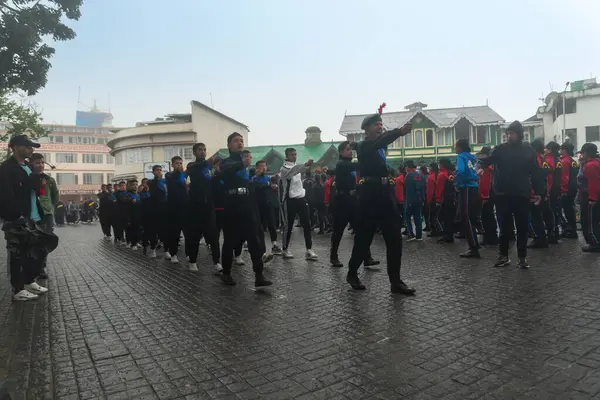 Darjeeling, Batı Bengal, Hindistan-11.08.2023: Sisli sabahta askeri eğitim. 15 Ağustos 2023 'teki Bağımsızlık Günü kutlamaları için Darjeeling Alışveriş Merkezi' nin önünden geçen öğrenciler.,