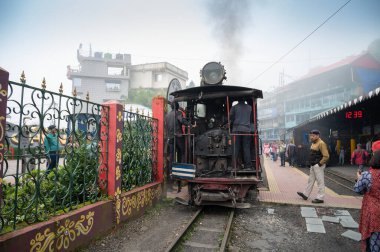 Darjeeling, Batı Bengal, Hindistan-21.08.2023: Buharlı motor treni Ghum istasyonunda Himalayalar 'a yolculuk için hazırlanıyor. Darjeeling Himalaya Demiryolu 'nun Unesco Dünya Mirası.