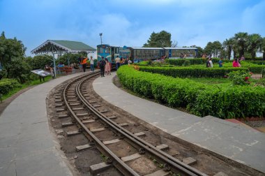 Darjeeling, Batı Bengal, Hindistan-20.08.2023: Himalayalar 'dan geçecek olan Oyuncak trenleri için dar ölçü demiryolu. İstasyon ve turist savaş anıtında. UNESCO dünya mirası sahası.