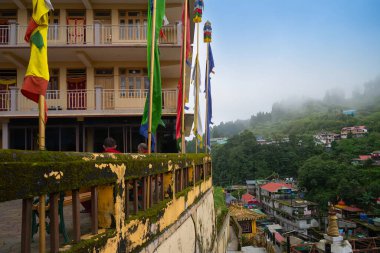 Darjeeling, Batı Bengal, Hindistan - 20.08.2023: Ghum Canavarlığının güzel dış görünüşü. Görüntü izinle alındı. Buddist Manastırı dışında huzurlu, sakin ve dindar bir ortam..
