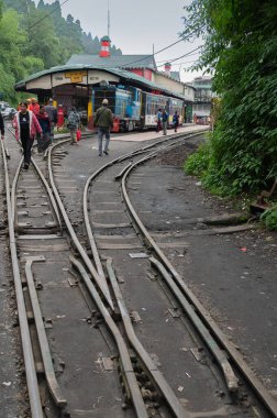 Darjeeling, Batı Bengal, Hindistan-20.08.2023: Dar ölçü hattı, Oyuncak trenleri için Ghum İstasyonu 'ndaki Himalayalar' dan geçecek tren yolu. Darjeeling Himalaya Demiryolu 'nun Unesco Dünya Mirası.