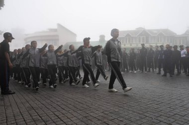Darjeeling, Batı Bengal, Hindistan -11.08.2023: 15 Ağustos 2023 'te Bağımsızlık Günü kutlamaları için Darjeeling Alışveriş Merkezi' nde yürüyüş yapan öğrenciler, askeri eğitim. Sisli bir sabah.