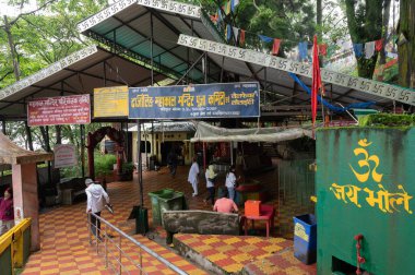 Darjeeling, Batı Bengal, Hindistan-11.08.2023: Mahakal Tapınağı ya da Mahakal Mandir 'deki Hindu tapınağı, Shiva' ya adanmış ve Hindu ve Budist dinlerinin barış içinde bir karışımıdır..
