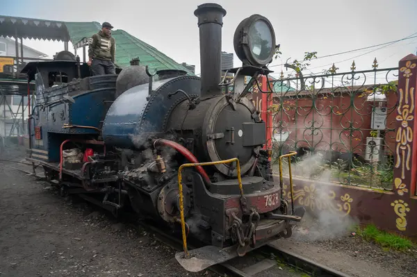 Darjeeling, Batı Bengal, Hindistan-20.08.2023: Oyuncak treninin Buhar makinesinden çıkan sıcak buhar, Ghum İstasyonu 'ndaki Himalayalar' a yolculuk için hazırlanıyor. Unesco Dünya Mirası.