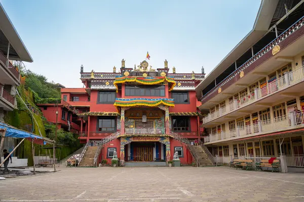 Darjeeling, Batı Bengal, Hindistan - 20.08.2023: Ghum Canavarlığının güzel dış görünüşü. Görüntü izinle alındı. Buddist Manastırı dışında huzurlu, sakin ve dindar bir ortam..