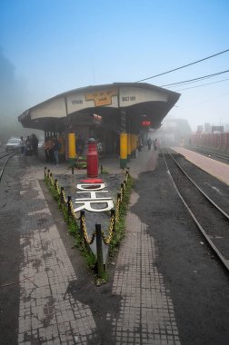 Darjeeling, Batı Bengal, Hindistan-21.08.2023: Hindistan 'ın en yüksek demiryolu istasyonu olan Ghum Tren İstasyonu üzerindeki sis ve sis, UNESCO Dünya Mirası Bölgesi olan Darjeeling Himalaya Demiryolu' nun (DHR) bir parçasıdır..