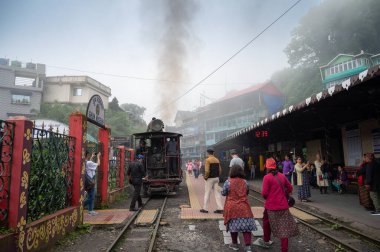 Darjeeling, Batı Bengal, Hindistan-20.08.2023: Oyuncak treninin Buhar makinesinden çıkan sıcak buhar, Ghum İstasyonu 'ndaki Himalayalar' a yolculuk için hazırlanıyor. Unesco Dünya Mirası.