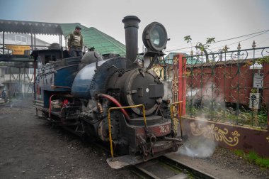 Darjeeling, Batı Bengal, Hindistan-20.08.2023: Oyuncak treninin Buhar makinesinden çıkan sıcak buhar, Ghum İstasyonu 'ndaki Himalayalar' a yolculuk için hazırlanıyor. Unesco Dünya Mirası.