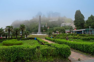 Darjeeling, Batı Bengal, Hindistan-20.08.2023: Popüler turizm merkezi, Batasia döngüsünün ünlü savaş anıtı, Hint Ordusu Gorkha askerlerinin anıtı. Unesco dünya mirası bölgesi, Himalaya musonu.
