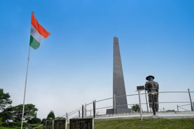 Darjeeling, Batı Bengal, Hindistan - 20.08.2023: Popüler turizm merkezi, ünlü Batasia döngüsü savaş anıtı, Hint Ordusu anıtı. UNESCO dünya mirası sahası. Üç renkli Hint bayrağı dalgalanıyor..