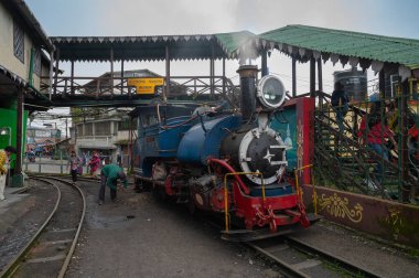 Darjeeling, Batı Bengal, Hindistan-20.08.2023: Oyuncak treninin Buhar makinesinden çıkan sıcak buhar, Ghum İstasyonu 'ndaki Himalayalar' a yolculuk için hazırlanıyor. Unesco Dünya Mirası.