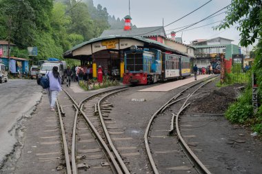 Darjeeling, Batı Bengal, Hindistan-20.08.2023: Dar ölçü hattı, Oyuncak trenleri için Ghum İstasyonu 'ndaki Himalayalar' dan geçecek tren yolu. Darjeeling Himalaya Demiryolu 'nun Unesco Dünya Mirası.