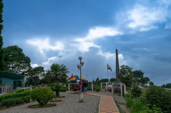 Darjeeling, Batı Bengal, Hindistan-20.08.2023: Popüler turizm merkezi, Batasia döngüsünün ünlü savaş anıtı, Hint Ordusu Gorkha askerlerinin anıtı. Unesco dünya mirası bölgesi, Himalaya musonu.