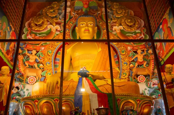 Darjeeling, Batı Bengal, Hindistan - 20.08.2023: Ghum Manastırı 'nın güzel manzarası. Görüntü izinle alındı. Buddist Manastırı içinde barışçıl, sakin ve dindar bir ortam.