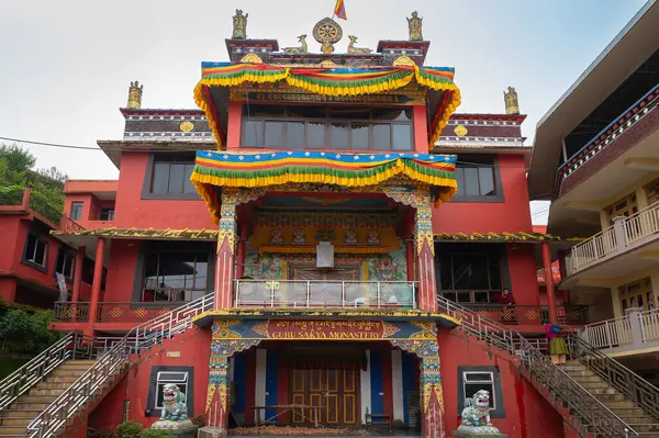 Darjeeling, Batı Bengal, Hindistan - 20.08.2023: Ghum Canavarlığının güzel dış görünüşü. Görüntü izinle alındı. Buddist Manastırı dışında huzurlu, sakin ve dindar bir ortam..