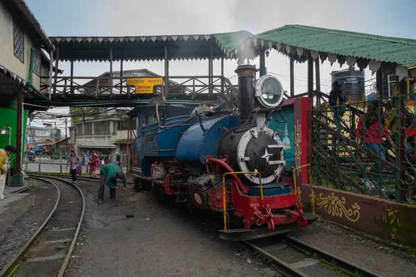Darjeeling, Batı Bengal, Hindistan-20.08.2023: Oyuncak treninin Buhar makinesinden çıkan sıcak buhar, Ghum İstasyonu 'ndaki Himalayalar' a yolculuk için hazırlanıyor. Unesco Dünya Mirası.