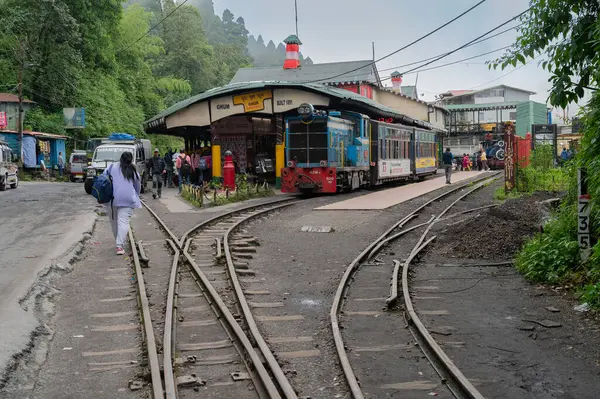 Darjeeling, Batı Bengal, Hindistan-20.08.2023: Dar ölçü hattı, Oyuncak trenleri için Ghum İstasyonu 'ndaki Himalayalar' dan geçecek tren yolu. Darjeeling Himalaya Demiryolu 'nun Unesco Dünya Mirası.