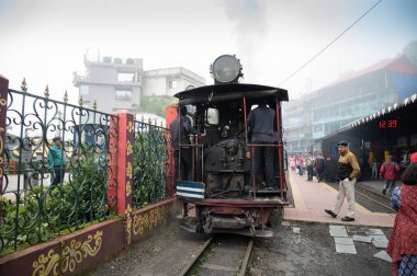 Darjeeling, Batı Bengal, Hindistan-21.08.2023: Buharlı motor treni Ghum istasyonunda Himalayalar 'a yolculuk için hazırlanıyor. Darjeeling Himalaya Demiryolu 'nun Unesco Dünya Mirası.