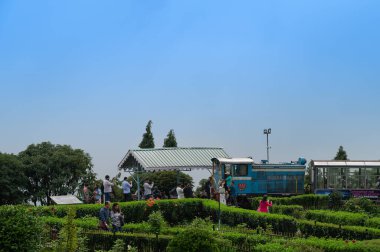 Darjeeling, Batı Bengal, Hindistan-20.08.2023: Popüler turizm merkezi, Batasia döngüsünün ünlü savaş anıtı, Hint Ordusu Gorkha askerlerinin anıtı. Unesco dünya mirası bölgesi, Himalaya musonu.