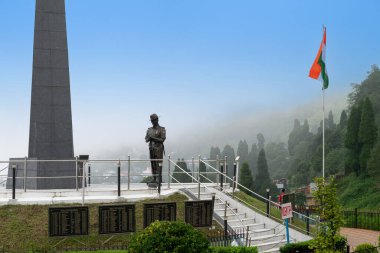 Darjeeling, Batı Bengal, Hindistan - 20.08.2023: Popüler turizm merkezi, ünlü Batasia döngüsü savaş anıtı, Hint Ordusu anıtı. UNESCO dünya mirası sahası. Üç renkli Hint bayrağı dalgalanıyor..