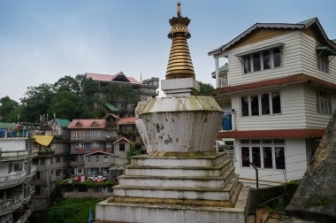Darjeeling, Batı Bengal, Hindistan - 20.08.2023: Ghum Canavarlığının güzel dış görünüşü. Görüntü izinle alındı. Buddist Manastırı dışında huzurlu, sakin ve dindar bir ortam..