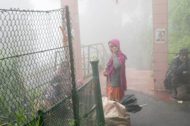 Darjeeling, Batı Bengal, Hindistan-11.08.2023: Mahakal Tapınağı veya Mahakal Mandir 'deki Hindu tapınağı, Shiva ve Lord Buddhha' ya adanmıştır. Muson sisiyle kaplı yemyeşil bir yol..