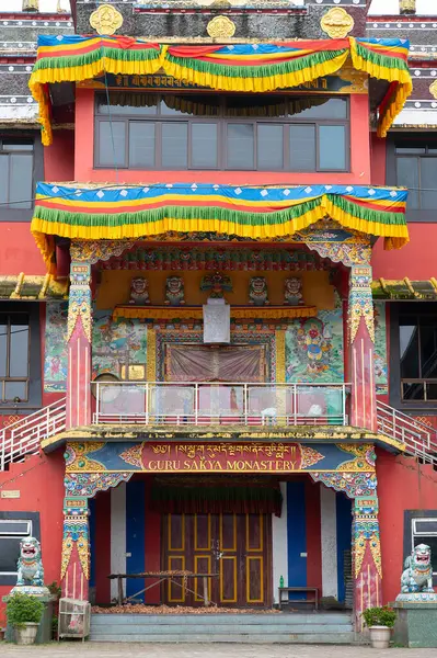 Darjeeling, Batı Bengal, Hindistan - 20.08.2023: Ghum Canavarlığının güzel dış görünüşü. Görüntü izinle alındı. Buddist Manastırı dışında huzurlu, sakin ve dindar bir ortam..