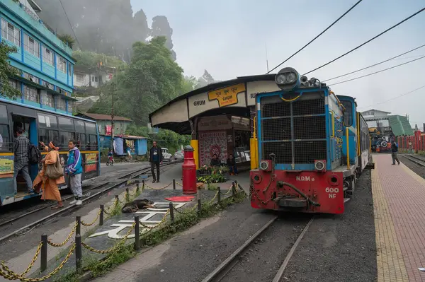 Darjeeling, Batı Bengal, Hindistan-20.08.2023: Dar ölçü hattı, Oyuncak trenleri için Ghum İstasyonu 'ndaki Himalayalar' dan geçecek tren yolu. Darjeeling Himalaya Demiryolu 'nun Unesco Dünya Mirası.