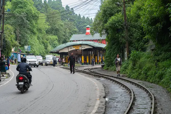 Darjeeling, Batı Bengal, Hindistan-20.08.2023: Dar ölçü hattı, Oyuncak trenleri için Ghum İstasyonu 'ndaki Himalayalar' dan geçecek tren yolu. Darjeeling Himalaya Demiryolu 'nun Unesco Dünya Mirası.