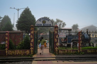 Darjeeling, Batı Bengal, Hindistan-21.08.2023: Ghum Tren İstasyonu Müzesi üzerindeki sis ve sis, Hindistan 'ın Darjeeling Himalaya Demiryolu' nun (DHR) bir parçası, UNESCO Dünya Mirası Bölgesi.